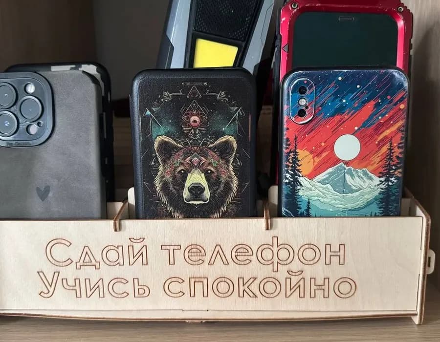 Телефоны учеников в подставке «Сдай телефон — учись спокойно»