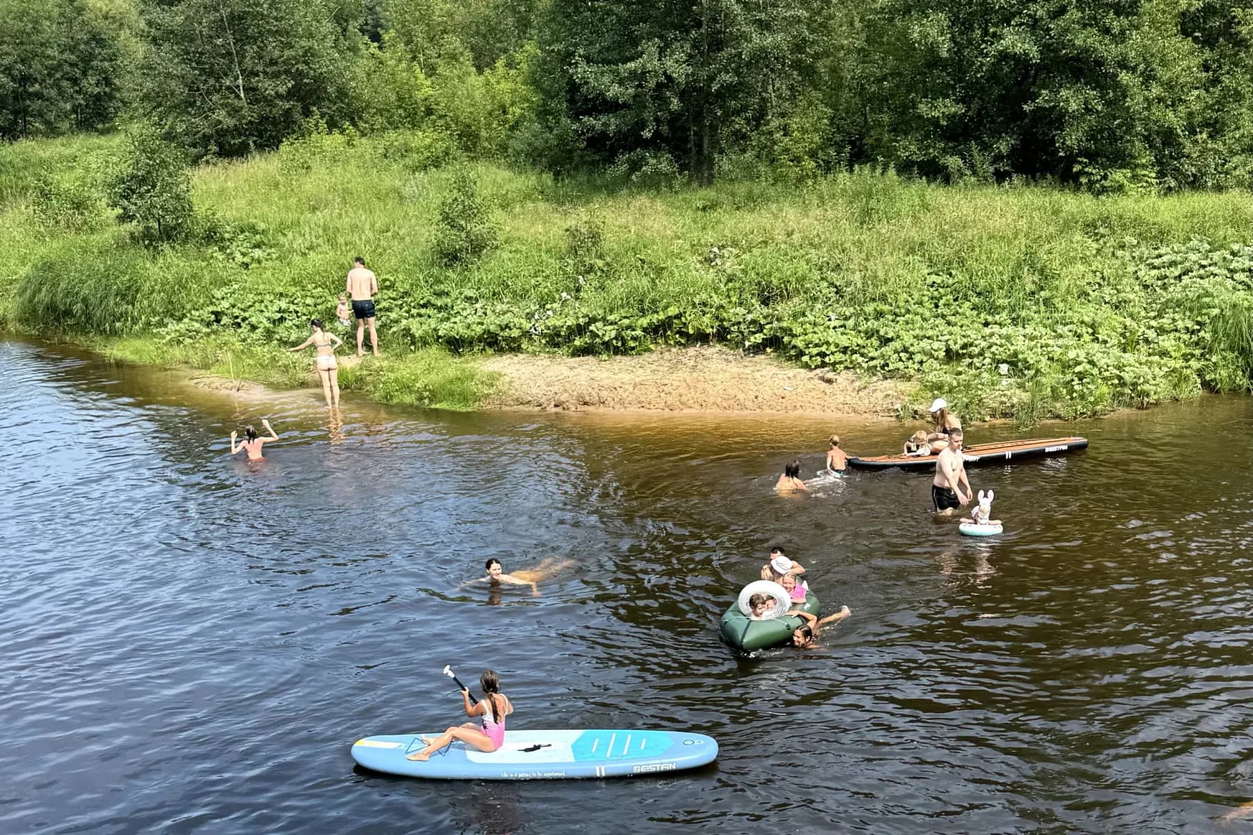 Семейный лагерь у воды
